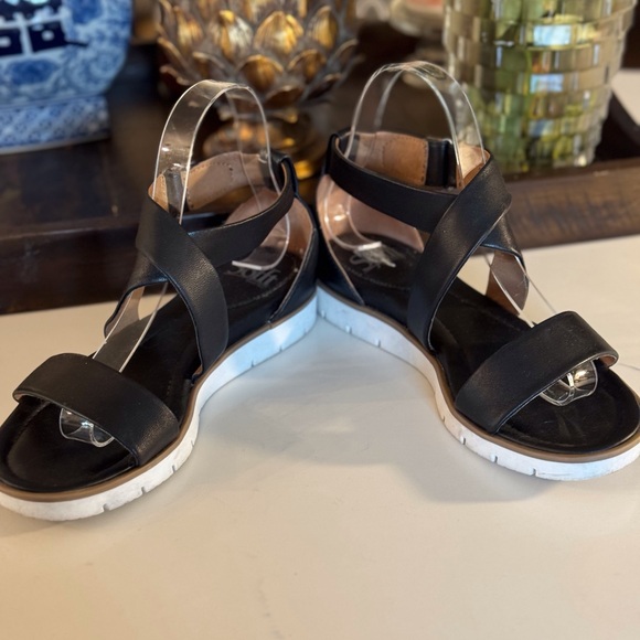 🖤 SOFFT BLACK LEATHER SANDALS! - Picture 2 of 9
